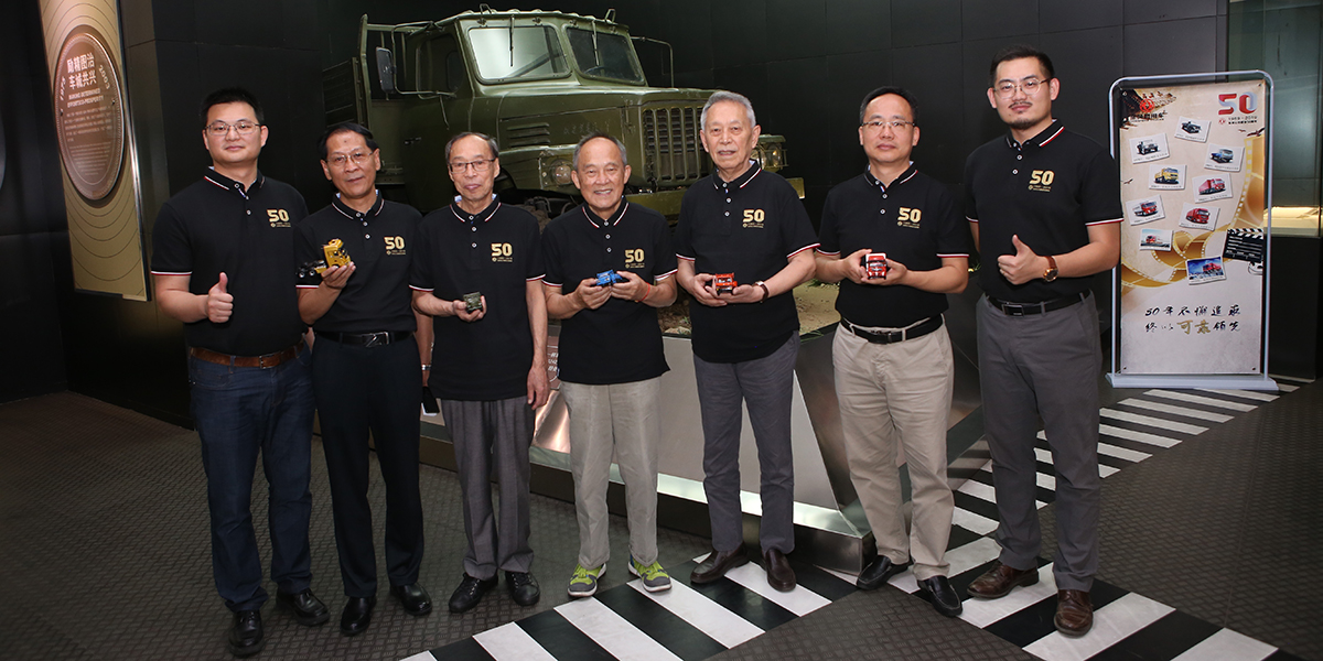 十堰博物馆三代摩斯国际人合影